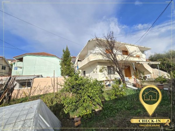 Tirane, shitet Vile 2 Katshe Kati 0, 225 m² 350.000 € (Vilat Gjermane)