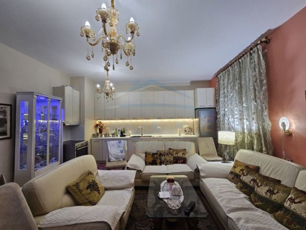 Tirane, jepet me qera apartament 1+1+Ballkon Kati 7, 84 m² 600 € (Ish Tregu Elektrik)