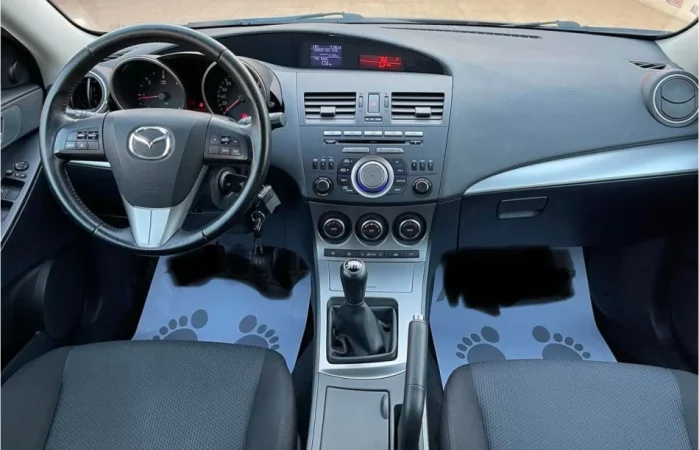 Tirane, shes makine Mazda 3 Nafte, gri e erret manuale Klima 200.000 km 5.300 €