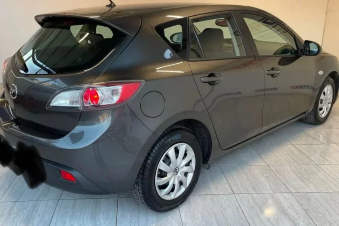 Tirane, shes makine Mazda 3 Nafte, gri e erret manuale Klima 200.000 km 5.300 €