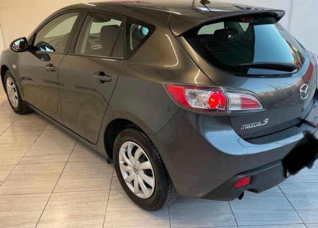 Tirane, shes makine Mazda 3 Nafte, gri e erret manuale Klima 200.000 km 5.300 €