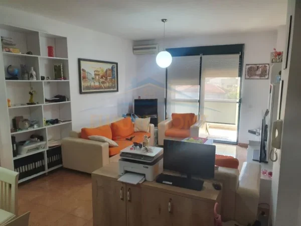 Tirane, jepet me qera apartament 2+1 Kati 3, 100 m² 600 € (MINISTRIJA E JASHTME)