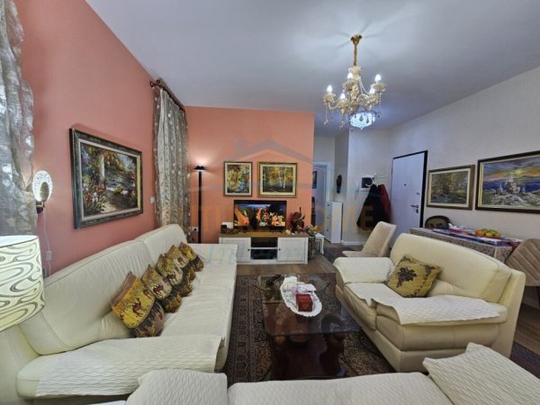Tirane, jepet me qera apartament 1+1 , 84 m² 600 € (Ish Tregu Elektrik)