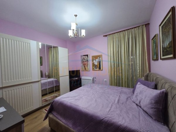 Tirane, jepet me qera apartament 1+1 , 84 m² 600 € (Ish Tregu Elektrik)