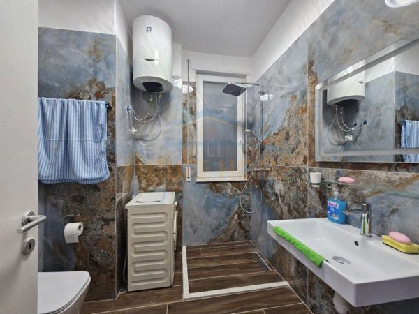 Tirane, jepet me qera apartament 1+1 , 84 m² 600 € (Ish Tregu Elektrik)