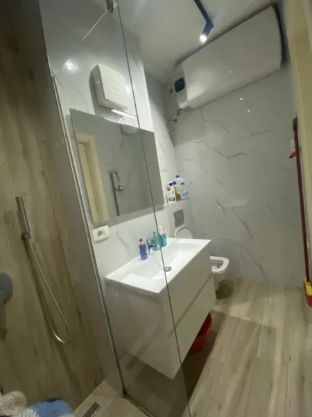 Tirane, jepet me qera apartament 2+1+Aneks+Ballkon Kati 3, 180 m² 700 € (pazari i ri)