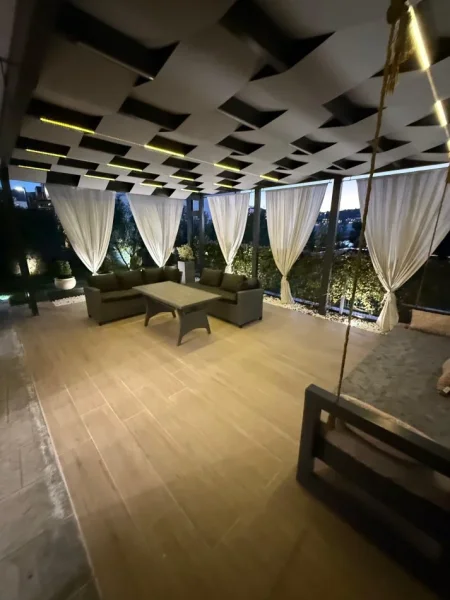 Tirane, jepet me qera 3+1+Aneks+Ballkon Kati 1, 200 m² 1.700 € (TEG)