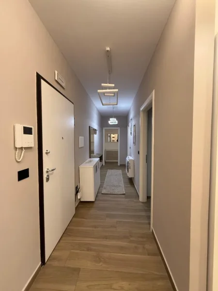Tirane, jepet me qera 3+1+Aneks+Ballkon Kati 1, 200 m² 1.700 € (TEG)