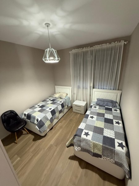 Tirane, jepet me qera 3+1+Aneks+Ballkon Kati 1, 200 m² 1.700 € (TEG)
