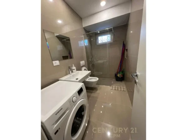 Tirane, jepet me qera apartament 1+1 Kati 1, 78 m² 600 € (pazari i ri)