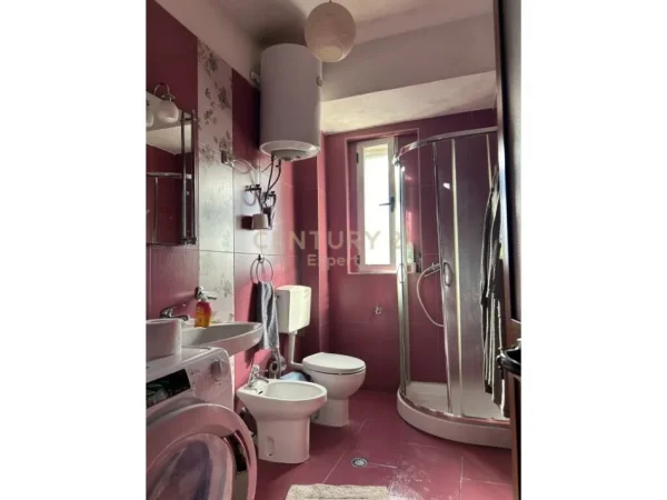 Tirane, jepet me qera apartament 3+1 Kati 4, 100 m² 650 € (pazari ri)