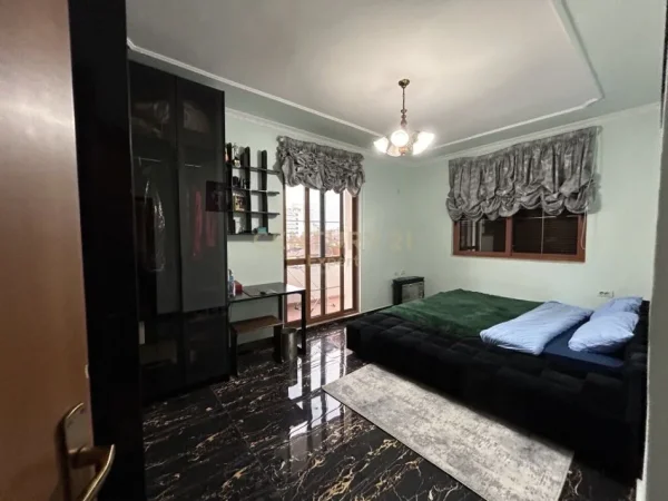 Tirane, jepet me qera apartament 3+1 Kati 4, 100 m² 650 € (pazari ri)