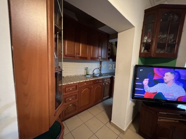 Tirane, jepet me qera apartament 3+1 Kati 4, 100 m² 650 € (pazari ri)