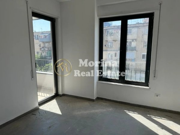 Tirane, jepet me qera ambjent biznesi Kati 2, 60 m² 450 € (Bulevardi i Ri)