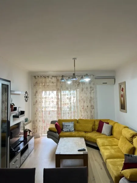 Tirane, jepet me qera apartament 2+1+Aneks+Ballkon Kati 3, 110 m² 500 € (astir)