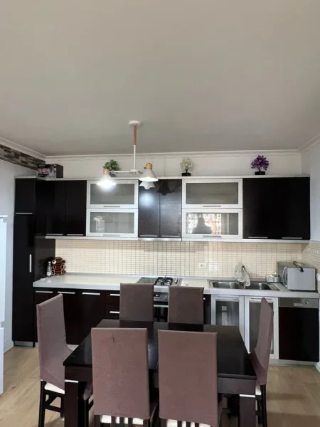 Tirane, jepet me qera apartament 2+1+Aneks+Ballkon Kati 3, 110 m² 500 € (astir)