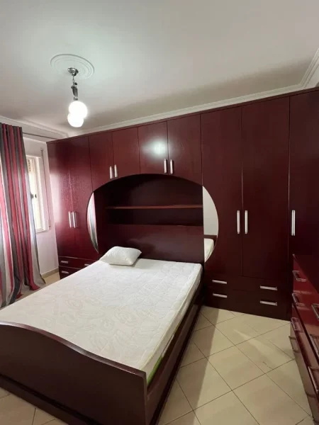 Tirane, jepet me qera apartament 2+1+Aneks+Ballkon Kati 3, 110 m² 500 € (astir)