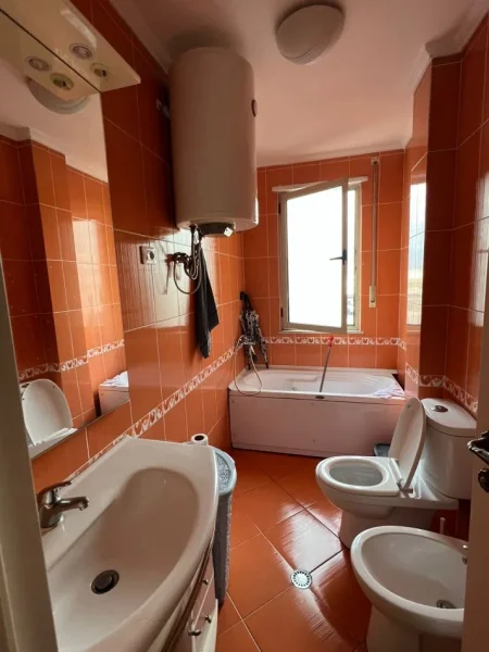 Tirane, jepet me qera apartament 2+1+Aneks+Ballkon Kati 3, 110 m² 500 € (astir)