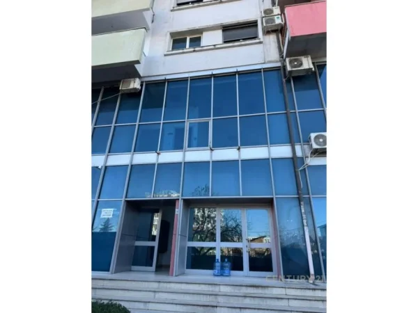 Tirane, jepet me qera ambjent biznesi Kati 0, 340 m² 2.800 € (rruga e durresit)