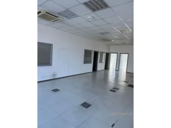 Tirane, jepet me qera ambjent biznesi Kati 0, 340 m² 2.800 € (rruga e durresit)