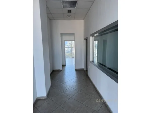Tirane, jepet me qera ambjent biznesi Kati 0, 340 m² 2.800 € (rruga e durresit)