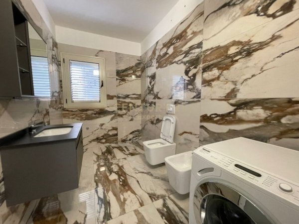 Tirane, jepet me qera Vile 2+1 Kati 2, 125 m² 600 € (pallati i brigaqdes)