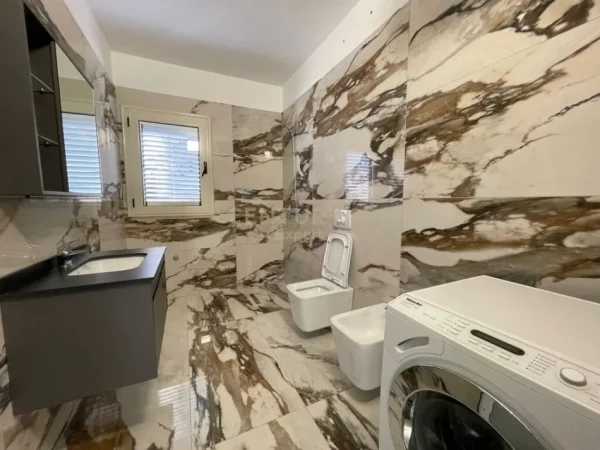 Tirane, jepet me qera Vile 2+1 Kati 2, 125 m² 600 € (pallati i brigaqdes)
