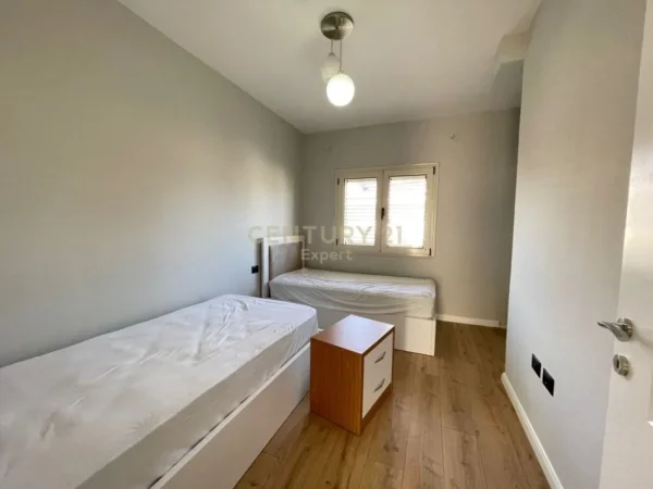 Tirane, jepet me qera Vile 2+1 Kati 2, 125 m² 600 € (pallati i brigaqdes)
