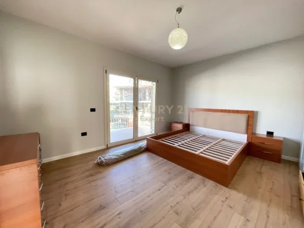 Tirane, jepet me qera Vile 2+1 Kati 2, 125 m² 600 € (pallati i brigaqdes)