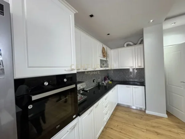 Tirane, jepet me qera Vile 2+1 Kati 2, 125 m² 600 € (pallati i brigaqdes)
