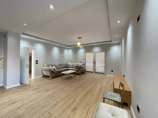 Tirane, jepet me qera Vile 2+1 Kati 2, 125 m² 600 € (pallati i brigaqdes)
