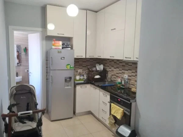 Tirane, jepet me qera apartament 1+1+Ballkon Kati 5, 55 m² 500 € (Rruga Frosina Plaku Kompleksi Kontakt 21 dhjetori)