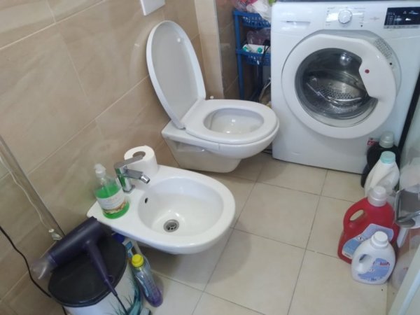 Tirane, jepet me qera apartament 1+1+Ballkon Kati 5, 55 m² 500 € (Rruga Frosina Plaku Kompleksi Kontakt 21 dhjetori)