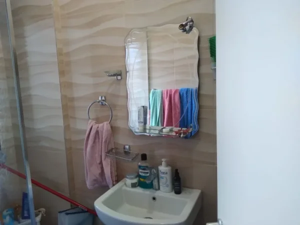 Tirane, jepet me qera apartament 1+1+Ballkon Kati 5, 55 m² 500 € (Rruga Frosina Plaku Kompleksi Kontakt 21 dhjetori)