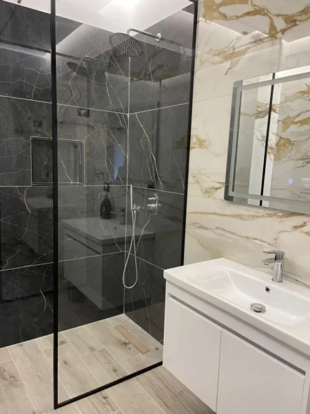 Tirane, jepet me qera apartament 2+1+Ballkon Kati 2, 120 m² 1.500 € (TEG)