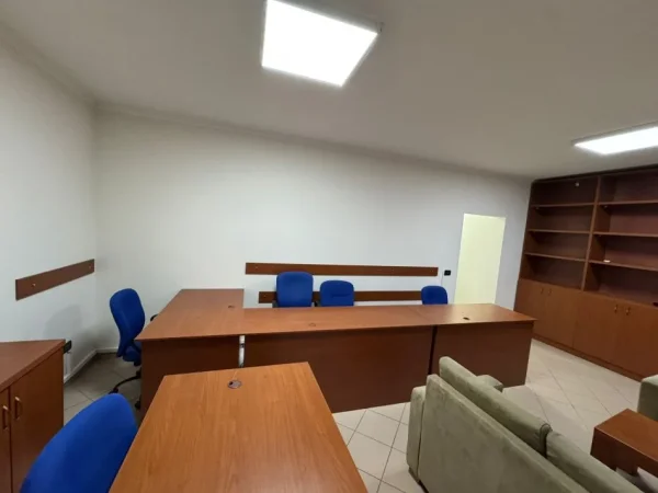 Durres, jepet me qera zyre Kati 2, 50 m² 250 € (Vollga)