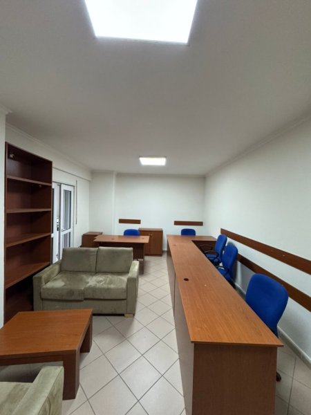 Durres, jepet me qera zyre Kati 2, 50 m² 250 € (Vollga)