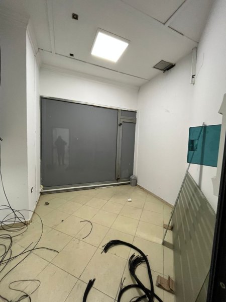 Tirane, jepet me qera ambjent biznesi Kati 2, 165 m² 1.500 € (Rruga e Kavajes)