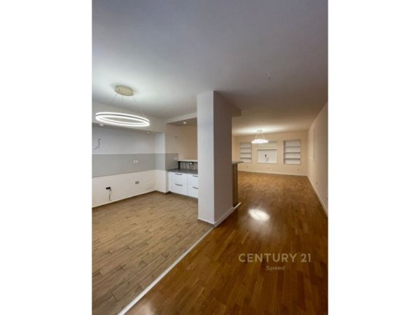 Tirane, jap me qera ambjent biznesi , 118 m² 950 € (Liqeni i Tiranës)
