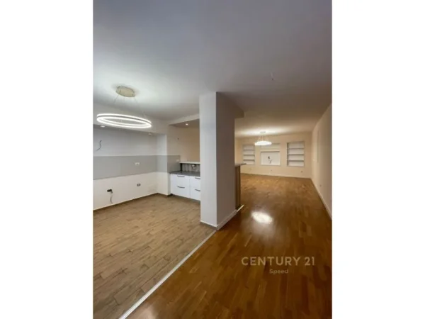 Tirane, jap me qera ambjent biznesi , 118 m² 950 € (Liqeni i Tiranës)