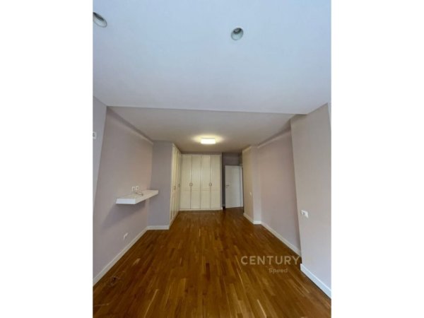 Tirane, jap me qera ambjent biznesi , 118 m² 950 € (Liqeni i Tiranës)