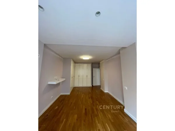 Tirane, jap me qera ambjent biznesi , 118 m² 950 € (Liqeni i Tiranës)