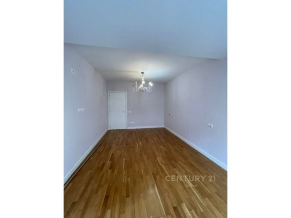 Tirane, jap me qera ambjent biznesi , 118 m² 950 € (Liqeni i Tiranës)