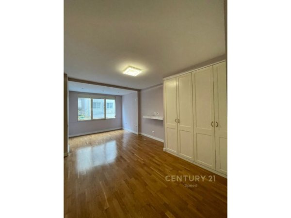 Tirane, jap me qera ambjent biznesi , 118 m² 950 € (Liqeni i Tiranës)