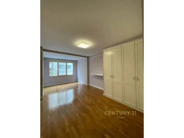 Tirane, jap me qera ambjent biznesi , 118 m² 950 € (Liqeni i Tiranës)