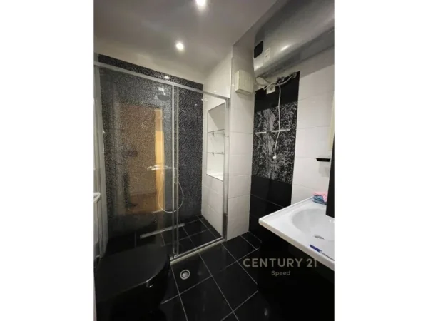 Tirane, jap me qera ambjent biznesi , 118 m² 950 € (Liqeni i Tiranës)