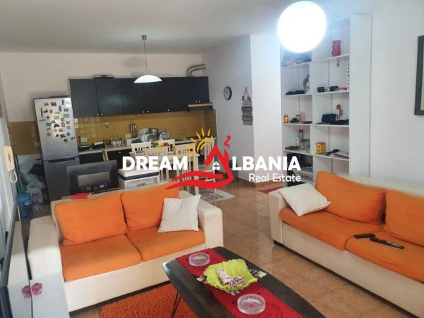 Tirane, jepet me qera apartament 2+1 Kati 3, 100 m² 560 € (Pazarit te Ri)