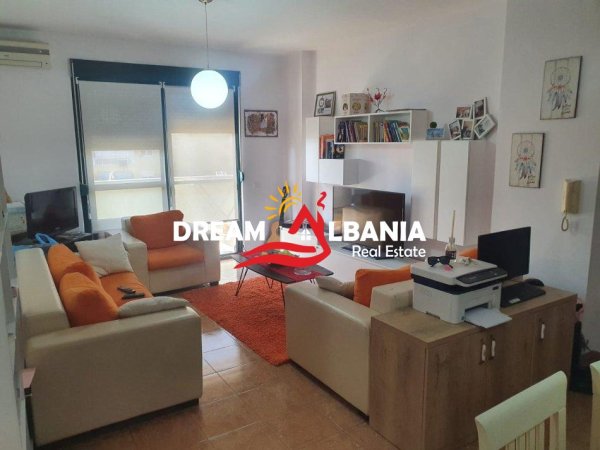 Tirane, jepet me qera apartament 2+1 Kati 3, 100 m² 560 € (Pazarit te Ri)