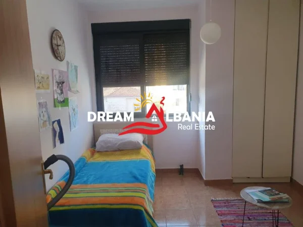 Tirane, jepet me qera apartament 2+1 Kati 3, 100 m² 560 € (Pazarit te Ri)