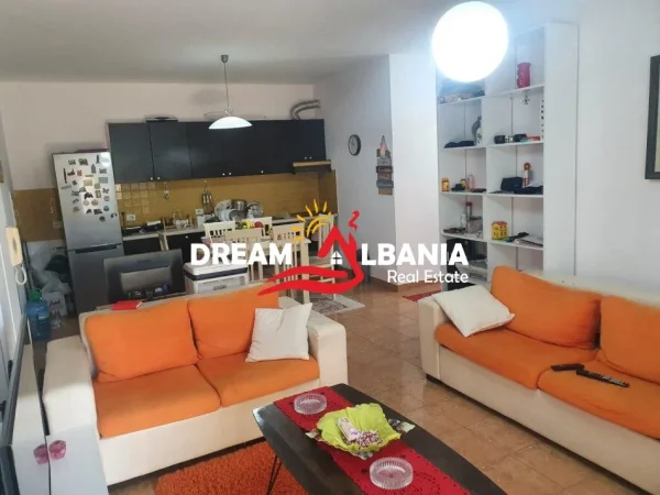 Tirane, jepet me qera apartament 2+1 Kati 3, 100 m² 560 € (Pazarit te Ri)